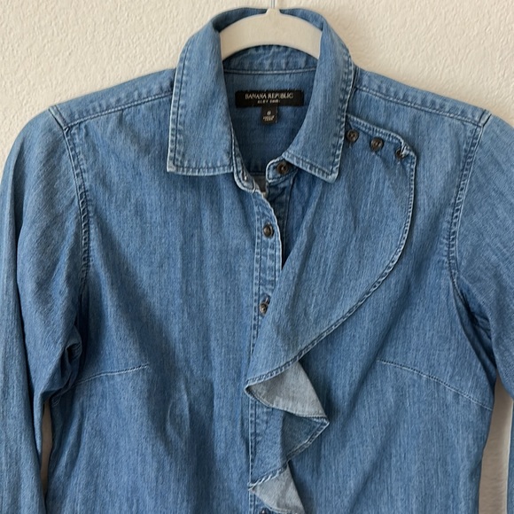 Banana Republic Shirt Riley Blue Jean Asymmetric Ruffle Button Down Fitted Sz 0 - Picture 2 of 5